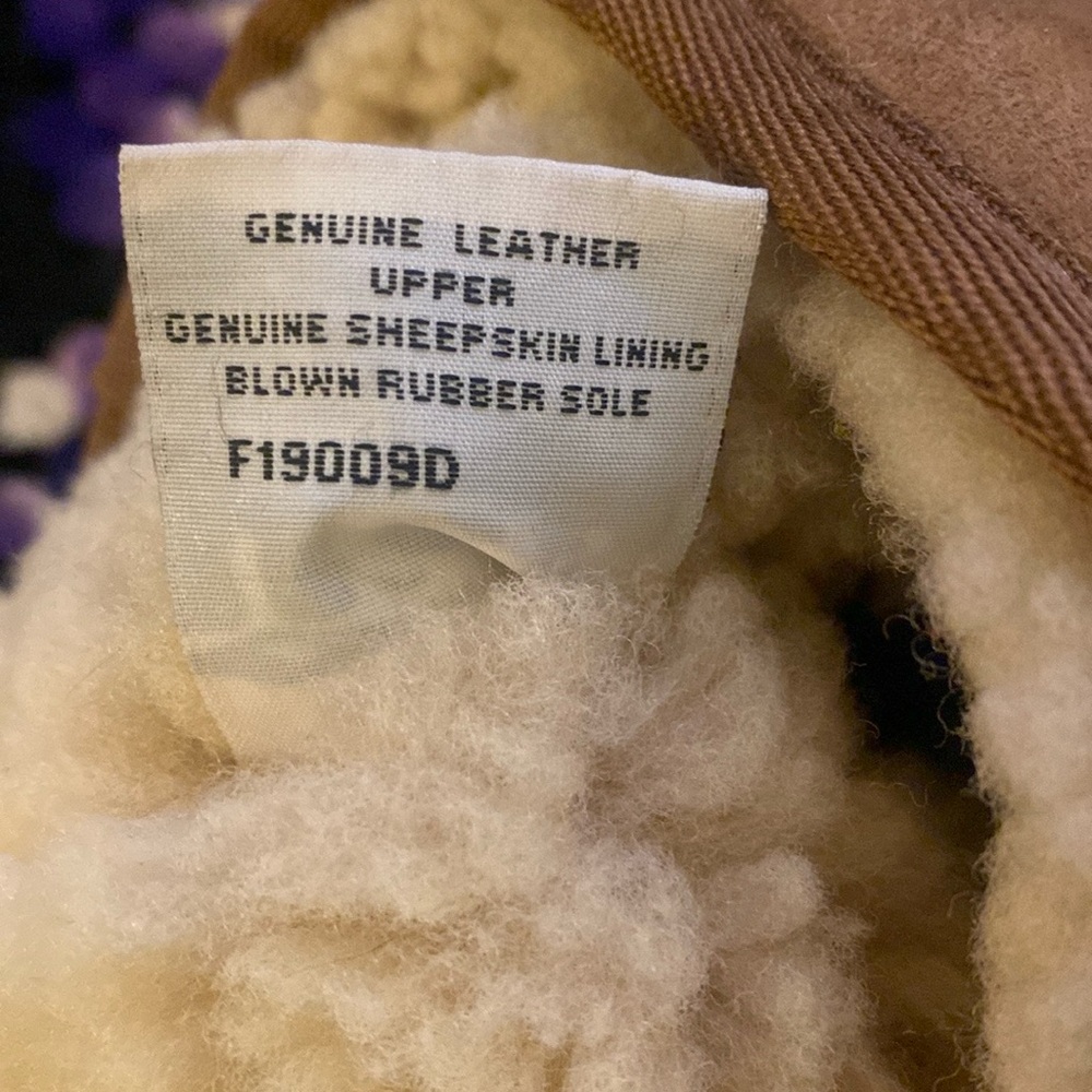 UGG tan classic leather/sheepskin short boots 7W. - Picture 6 of 6